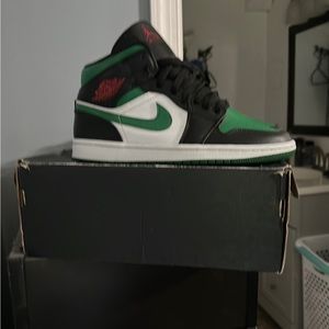 Green toe Jordan 1 Mid